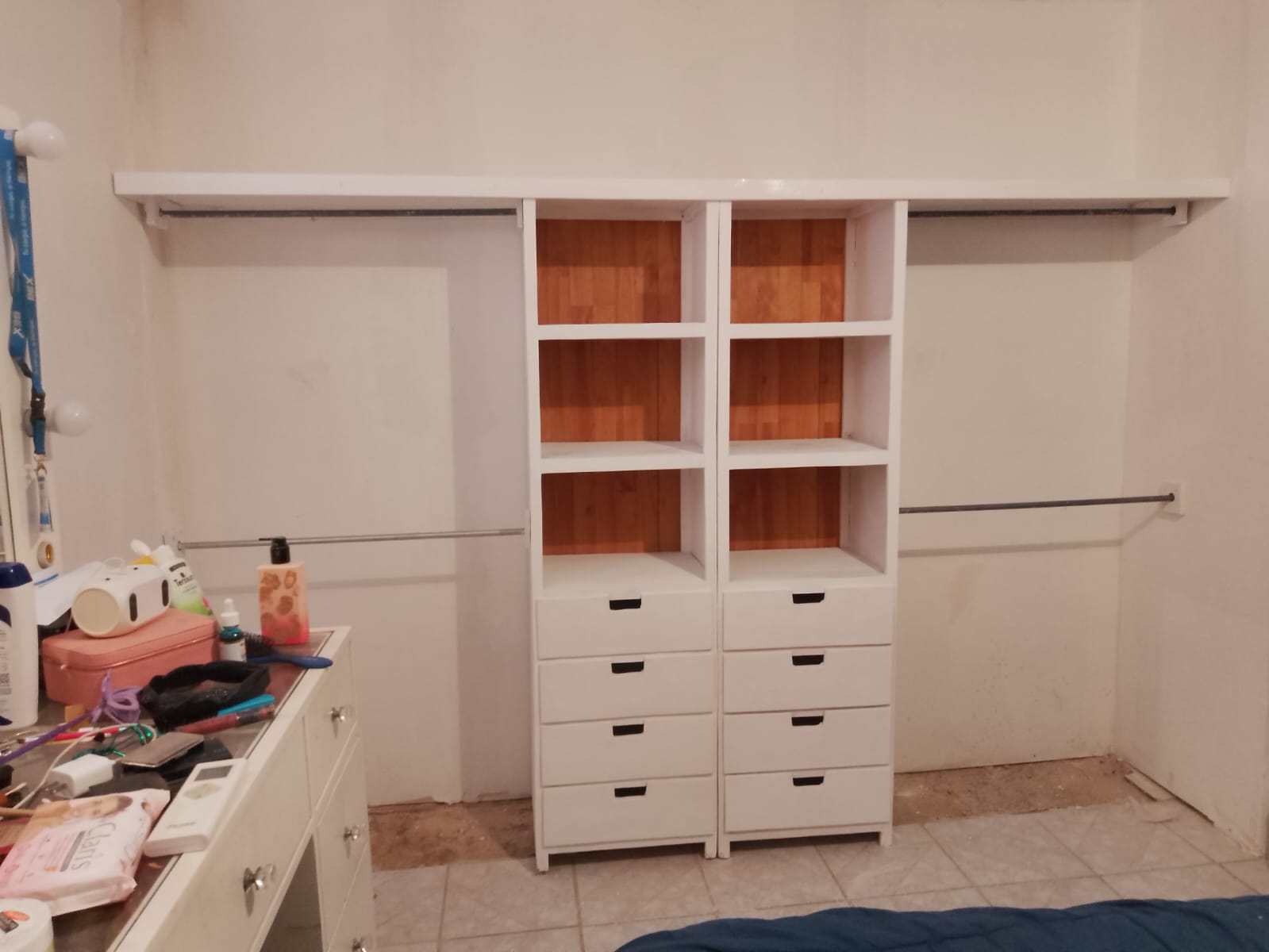 Closet moderno en acabado claro