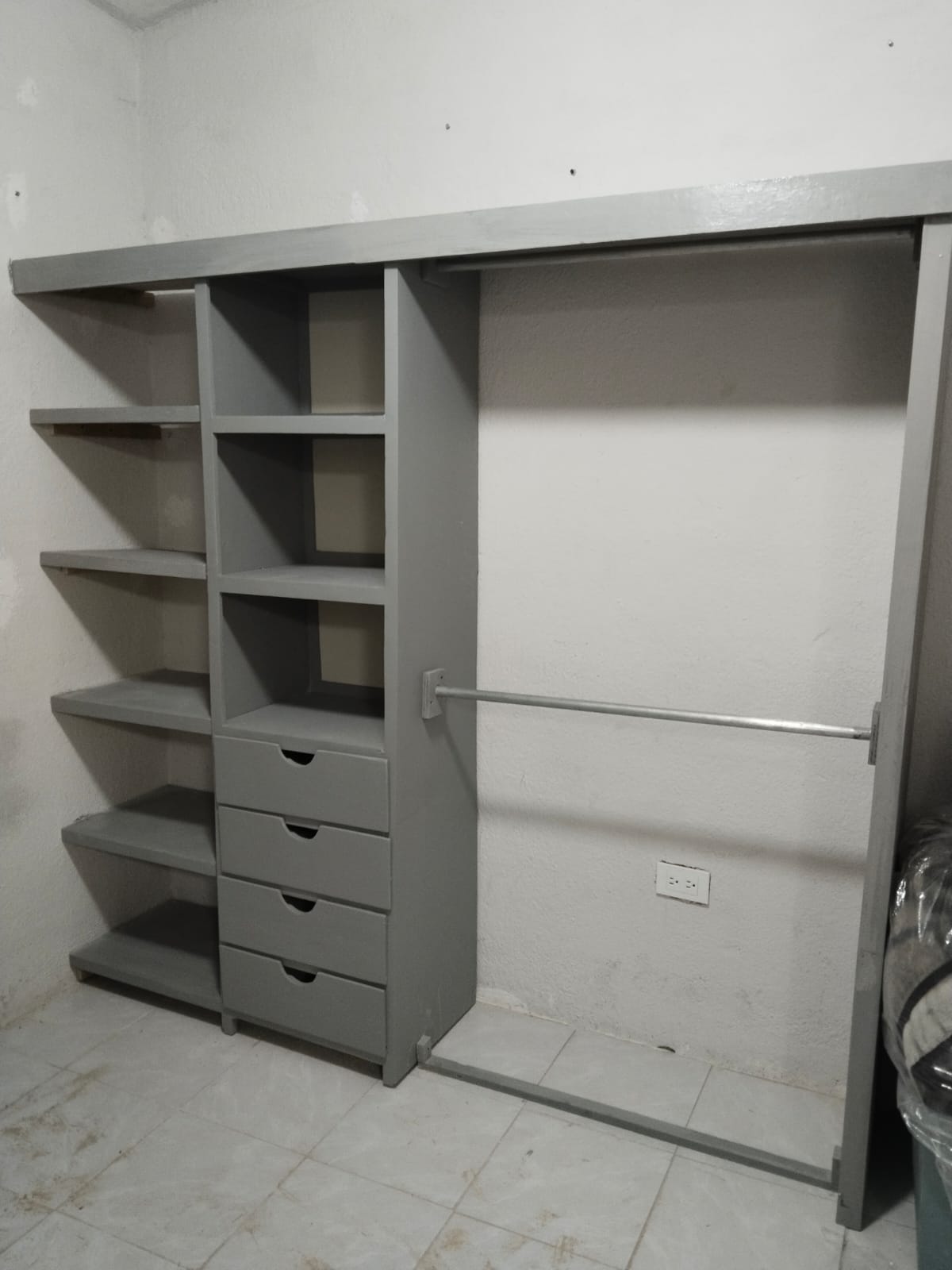 Closet con modulos verticales