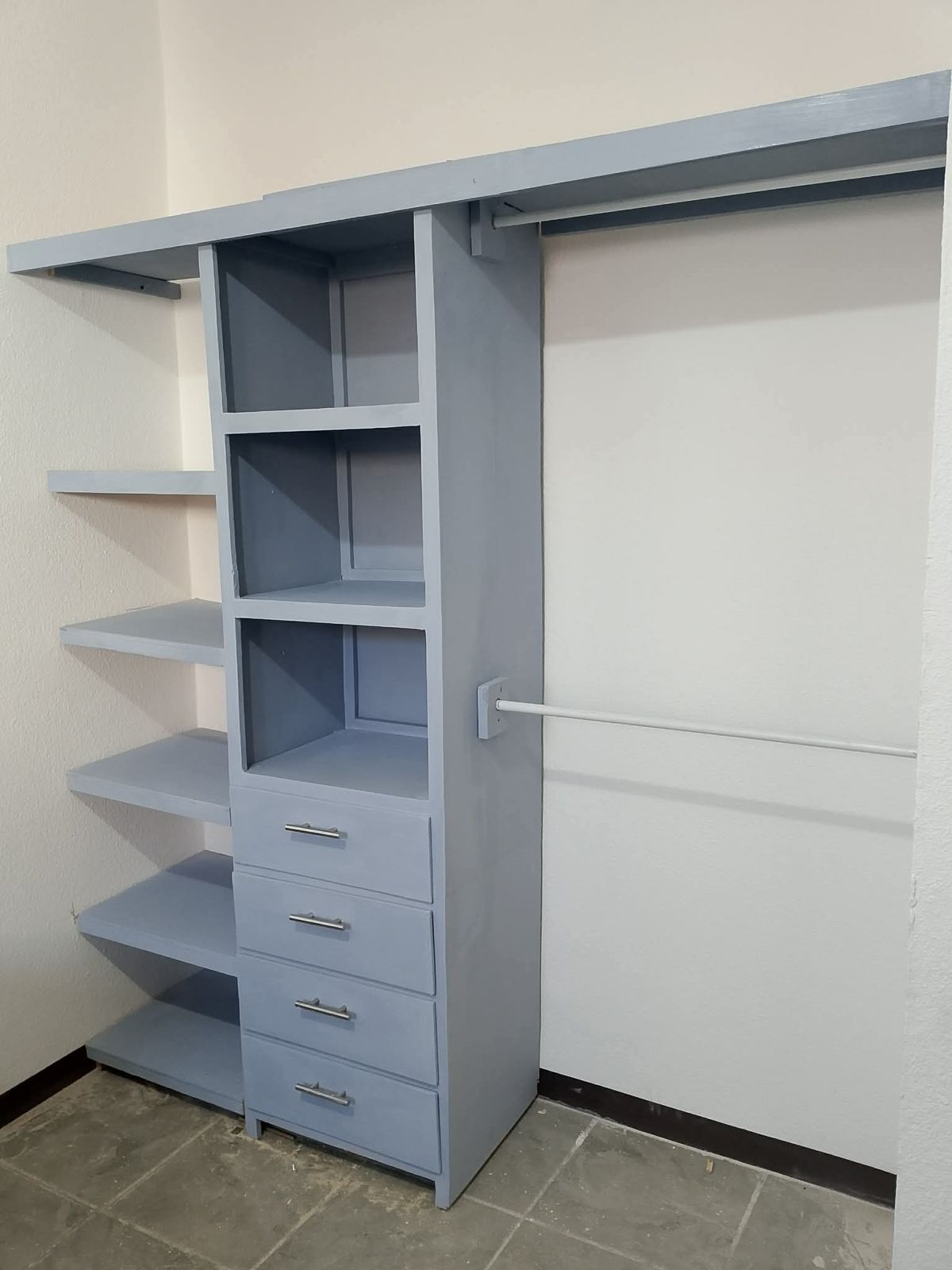 Closet con puertas y entrepanos