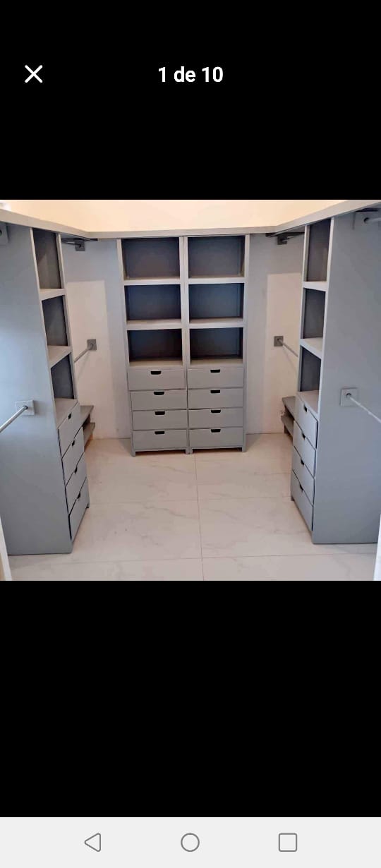 Closet grande con acabado contemporaneo