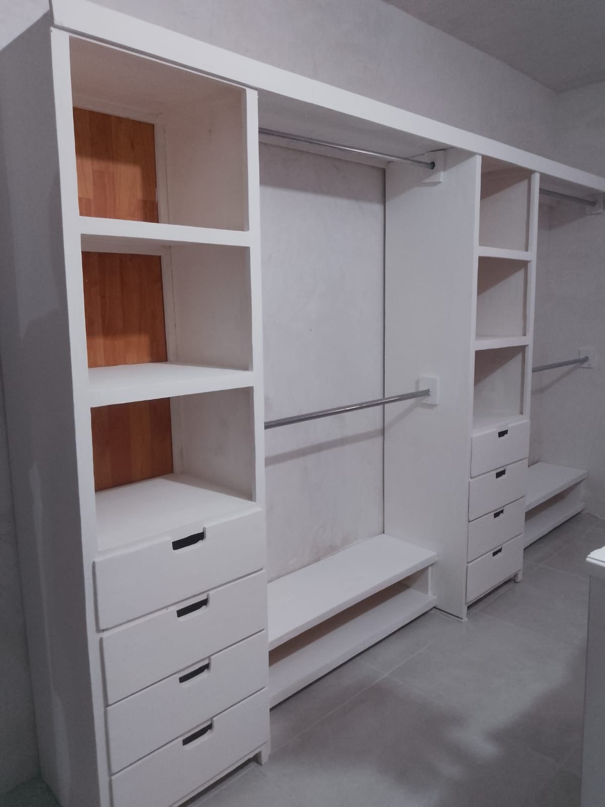 Closet amplio con compartimientos internos